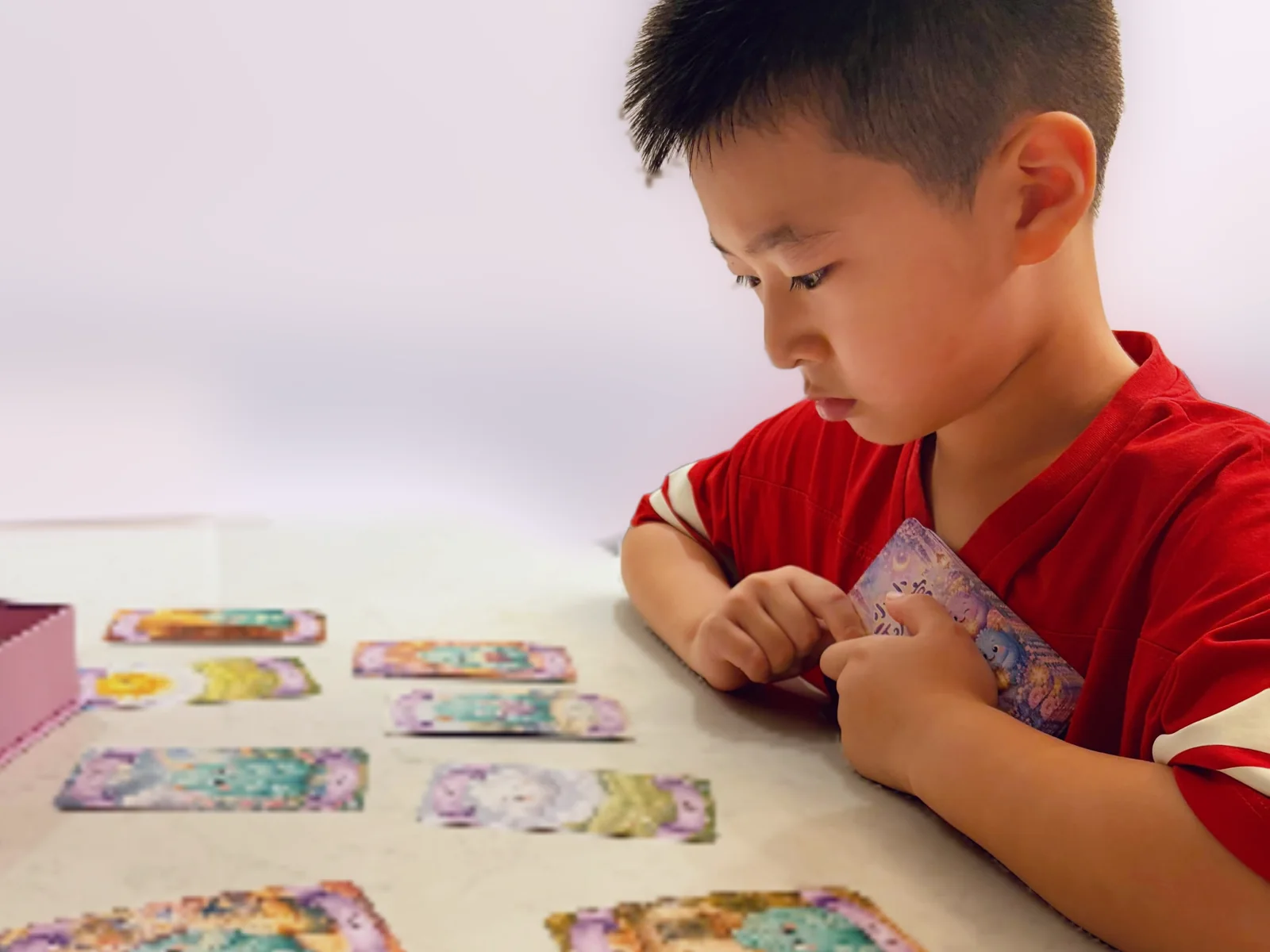 孩子在家里使用小小元辰宫™ 情绪探索卡